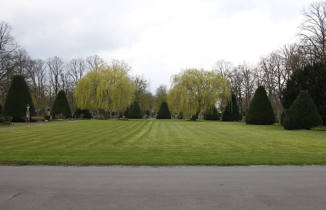 Bereich am Haupteingang auf Friedhof Walle